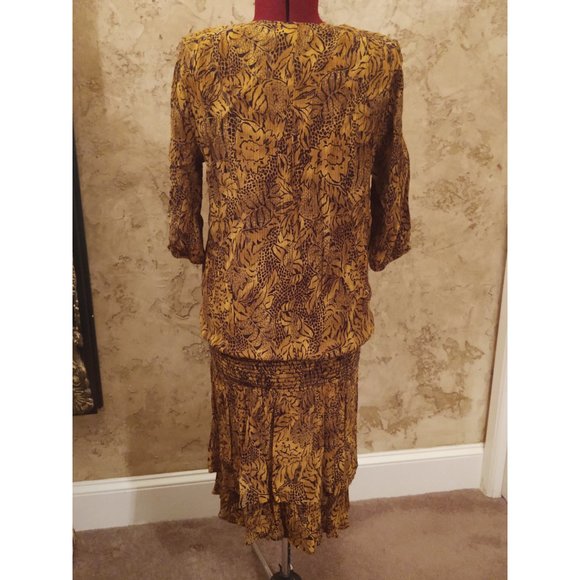 Black Gold Plus Size Blouson Crinkle Pleat Dress with Smock Detail at the Hips - Picture 3 of 6